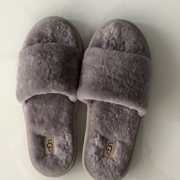 UGG slippers with rubber sole worn once time - Picture 3 of 3